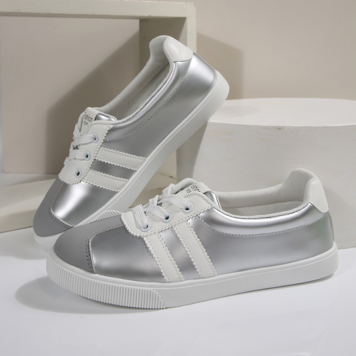 Casual Sneaker Low - รองเท้าผ้าใบผู้หญิงสไตล์เกาหลีสำหรับฤดูใบไม้ผลิและฤดูใบไม้ร่วง ระบายอากาศได้ดี สวมใส่สบาย พื้นหนา สีเงินขาว เหมาะสำหรับใส่ลำลอง