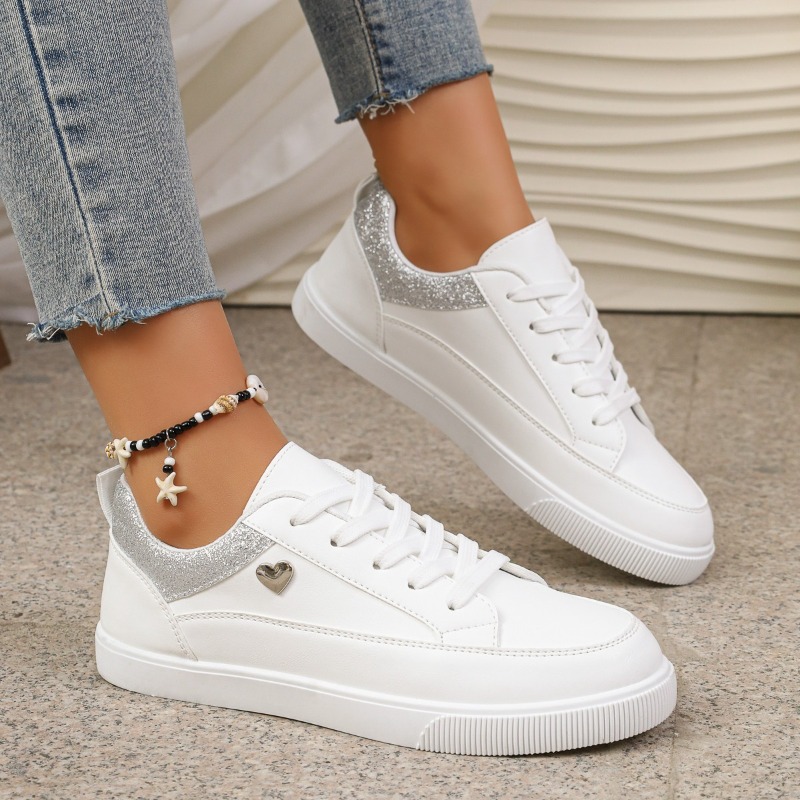 Casual Sneaker Low - รองเท้าผ้าใบผู้หญิงสีขาวลายหัวใจวิบวับ - รองเท้าลำลองแบบผูกเชือกทรงเตี้ย แต่งขอบสีเงิน สำหรับใส่ในชีวิตประจำวัน
