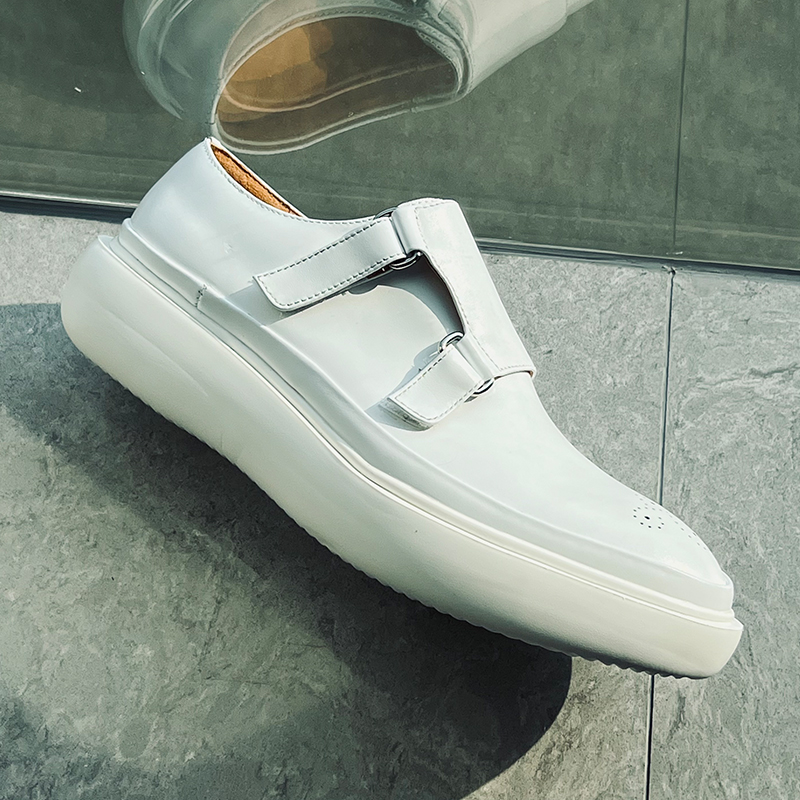 Monk Strap Shoe - รองเท้าโลฟเฟอร์หนังสีขาวสไตล์มินิมอลสำหรับผู้ชาย ดีไซน์แบบ Monk-Strap พร้อมดีเทลเจาะรู พื้นหนา แฟชั่นรันเวย์